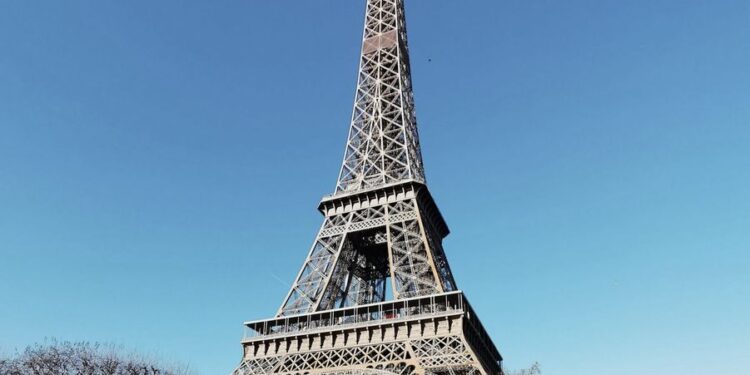 Tour Eiffel, l'éviction des femmes pour une visite fait polémique