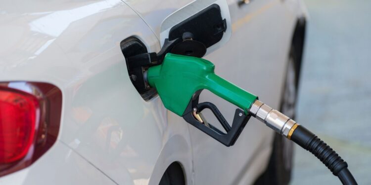Baisse du prix du pétrole mais hausse des prix du carburant
