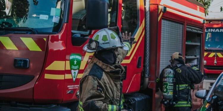 Un tracteur et sa remorquent remplie de chanvre s'embrasent
