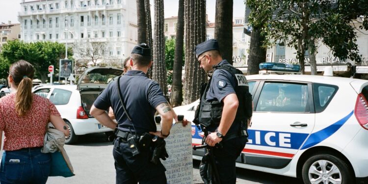 La police vient perquisitionner, il jette le sac de drogue par la fenêtre