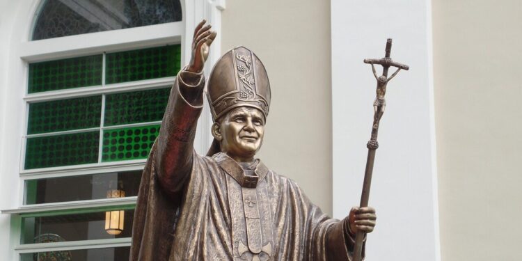 Achèterez vous un Bic 4 couleurs ou le magnet officiel pour la visite du Pape à Lourdes
