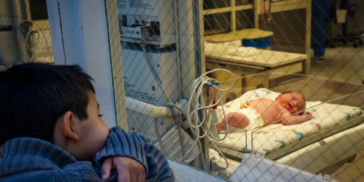 Un bébé se noie dans un seau d'eau de javel