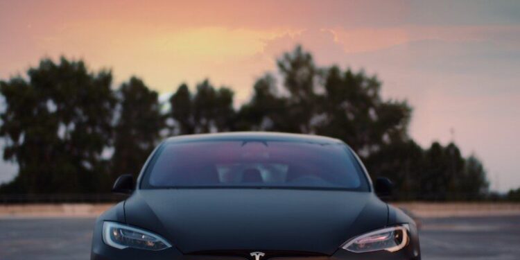 Un élu veut sanctionner les conducteurs de Tesla qui dorment au volant