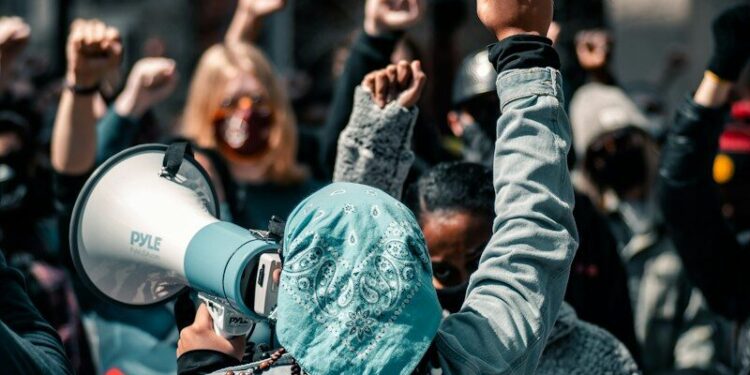 Près de 10.000 personnes dans la rue contre "le permis de tuer"