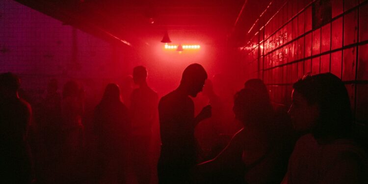 Officiellement malade il est surpris mixant dans une discothèque