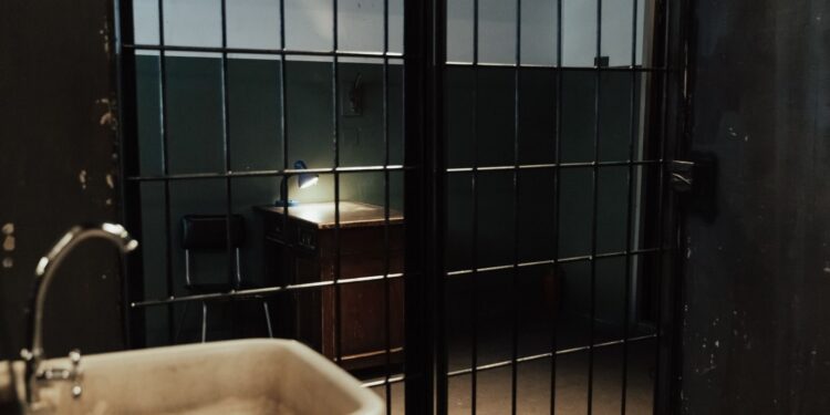 émeutes du 17 octobre, couvre feux et peines de prison