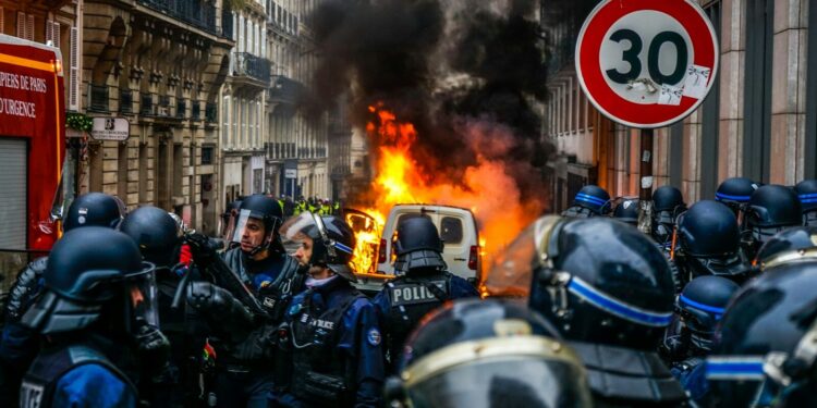Lecornu annonce la possibilité du couvre feu pour rétablir l'ordre