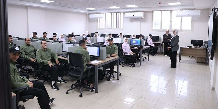 «الرواد الرقميون».. وزير الاتصالات ومدير الأكاديمية العسكرية يستعرضان تطور البرامج التدريبية
