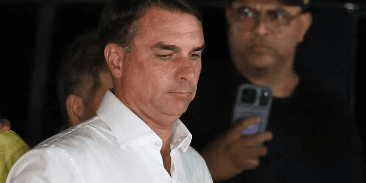 Flávio Bolsonaro pasó por la Argentina en un vuelo privado rumbo a Estados Unidos