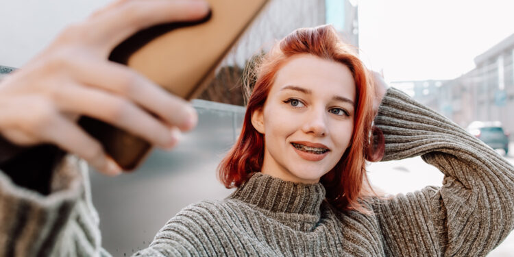 Why narcissists overuse social media—and how mindfulness can help