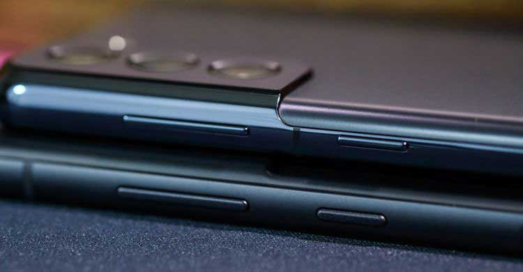 Выступ камеры на Samsung Galaxy 21 FE выполнен из пластика, в отличие от металлического на обычном Galaxy S21. Выступ камеры на Samsung Galaxy 21 FE выполнен из пластика, в отличие от металлического на обычном Galaxy S21.