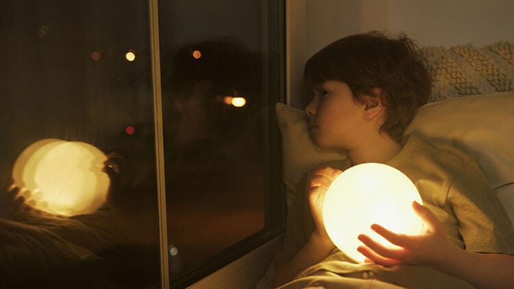 Kid and the moon lamp