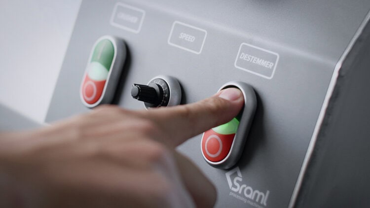 EN_SRAML_destemmer_DS_operatnig_panel – SRAML Food Processing Equipment Specialists starting the destemmer