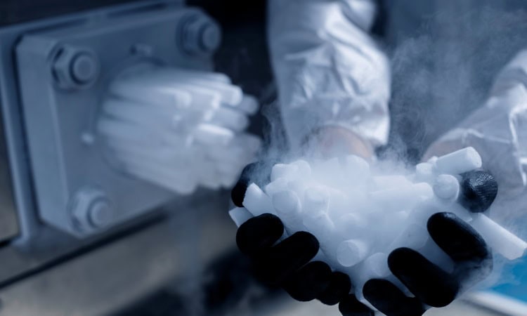Dry ice tidak boleh dipegang, Sumber: Dry ice tidak boleh dipegang, Sumber: emergencyice.com