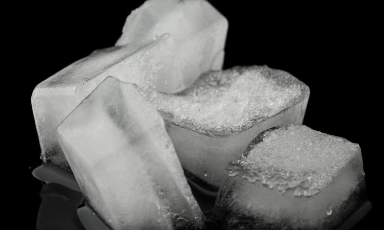 Perbedaan dry ice dengan es batu biasa, Sumber: disway.id
