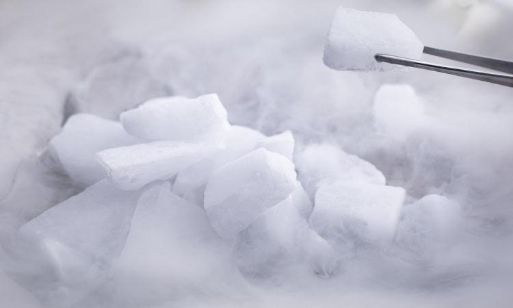 tentang dry ice, Sumber: finnair.com