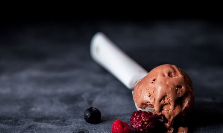 Cita rasa es krim dengan dry ice, Sumber: thoughtco.com