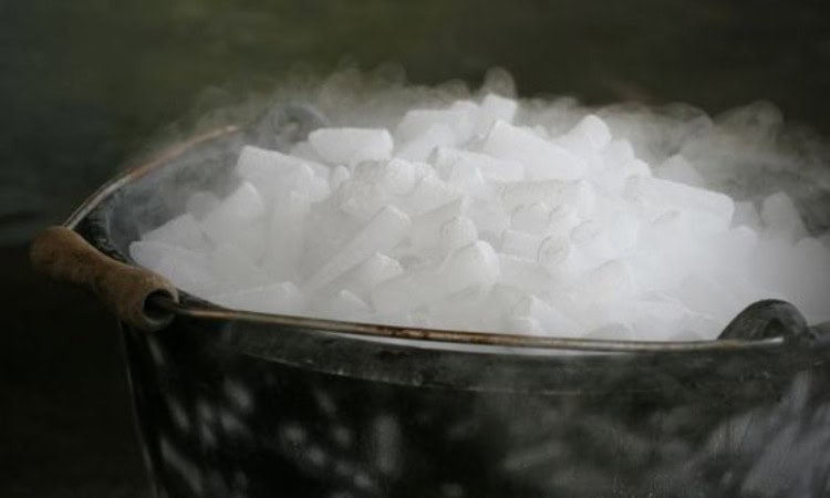 Tips membuang dry ice, Sumber: ruangriang.co.id