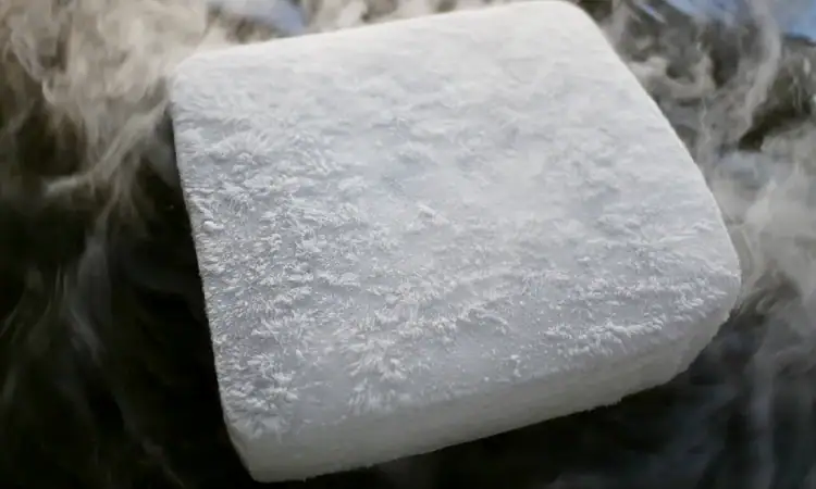 Dry ice untuk pengiriman frozen foods, Sumber: bakersdryice.com
