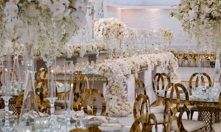 Kombinasi putih dan emas, Sumber: insideweddings.com