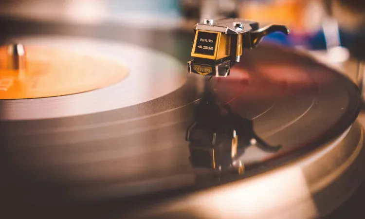 Memutar playlist lagu, Sumber: pexels.com