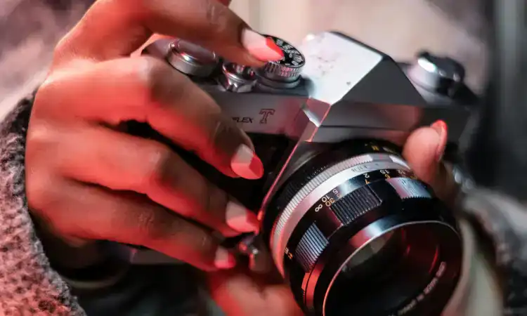 Menggunakan manual focus, Sumber: pexels.com