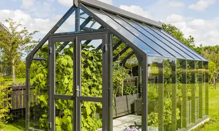 Pengelolaan greenhouse modern, Sumber: lahehouse.com