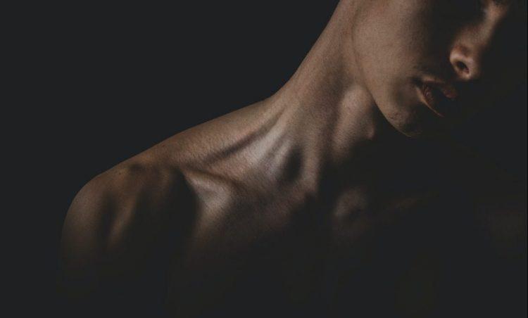 mies nojaa päätään sivulle