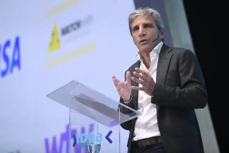 Luis Caputo vinculó la suba del riesgo país al temor a volver al pasado y descartó una devaluación