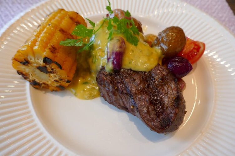 Weekly menu for week 47 Grilled tenderloin with oven-baked pearl potatoes, bearnaise and oven-baked mini onions
