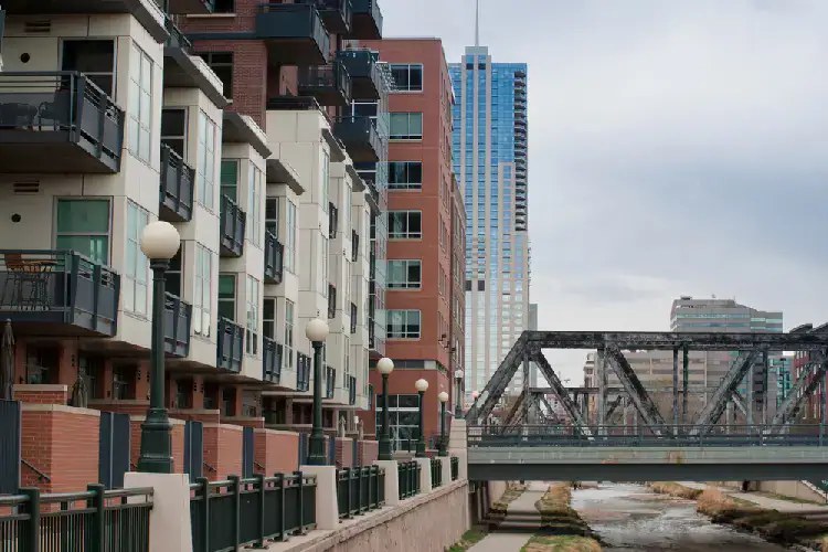 Cherry-Creek-Denver-neighborhood-apartments-and-commercial-buildings-with-moving-truck-parking-permit-restrictions