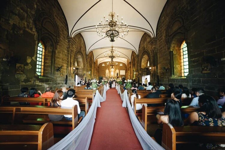 A clear view of the aisle is possible at unplugged weddings.