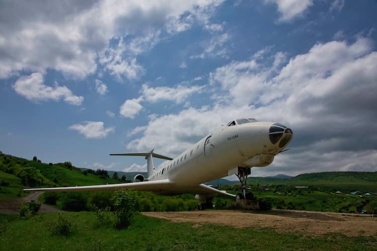 Passagierflugzeug am Stausee