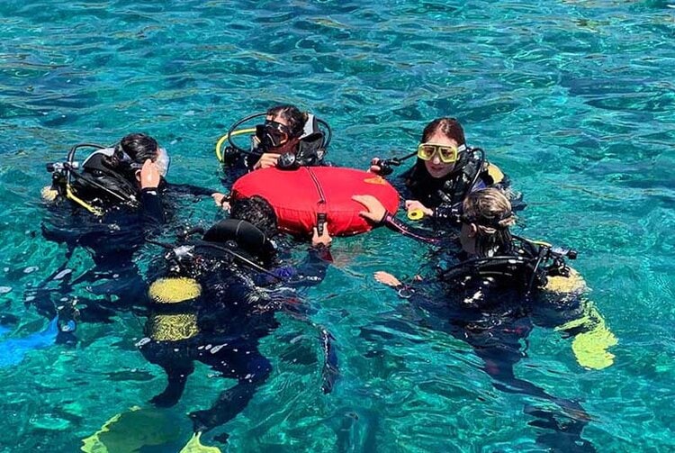 rescue diver course in tamarindo with student divers in the ocean practicing exercises