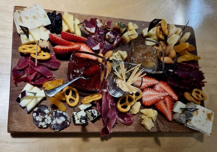 Probierteller mit Käse und Schinken