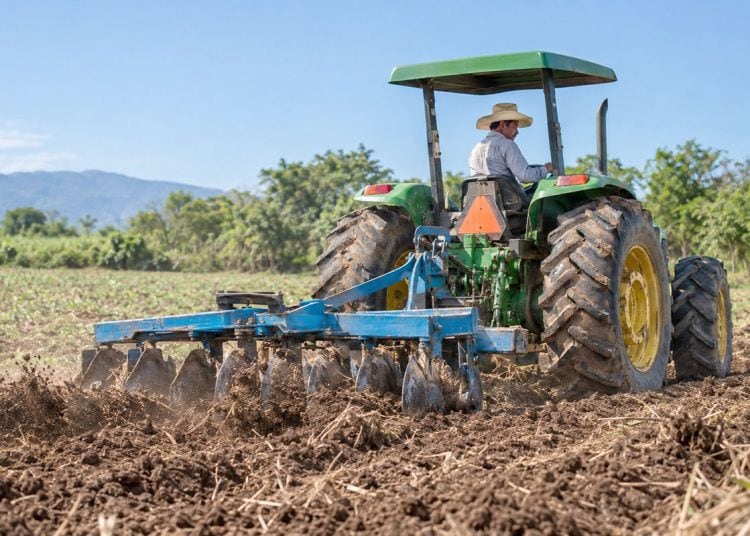 Los equipos agrícolas agilizan tareas como la preparación del terreno, la rastra, la siembra, la fumigación y la fertilización.