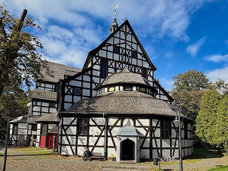 Mehr über den Artikel erfahren Der rote Baron und die größte Kirche ihrer Art