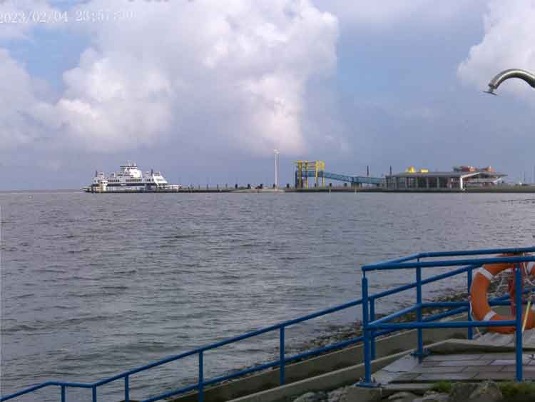 Fährterminal Dagebüll vom Badedeich aus fotografiert. Fährliebt in Dagebüll