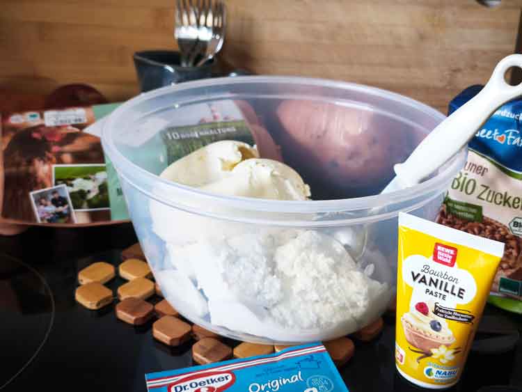 Quark, Mascarpone, Vanilleextrakt, Zucker, Puddingpulver und Eier werden zu einer Füllung verrührt.
