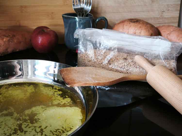 In einer Pfanne wird die Butter geschmolzen.