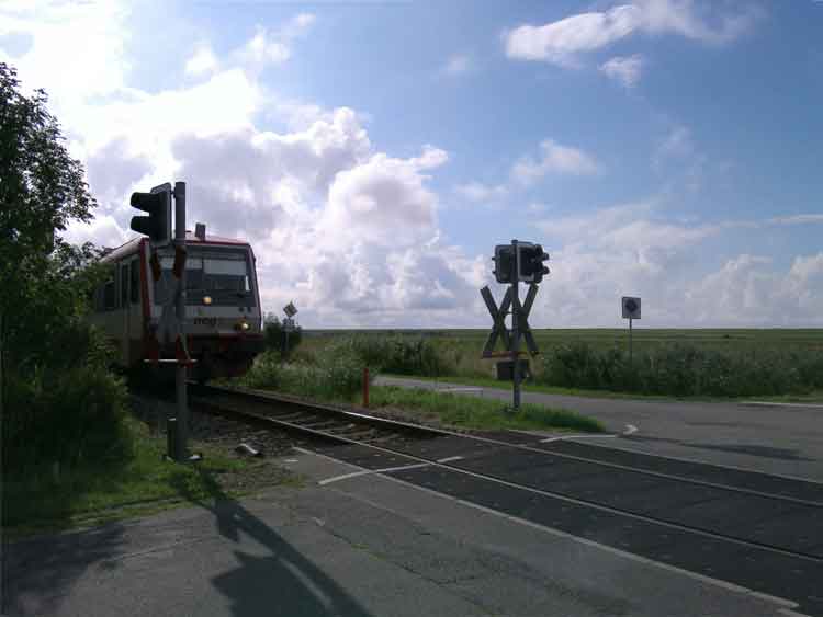 NEG auf dem Weg nach Dagebüll-Hafen. Der Zug fährt von Niebüll direkt zur Mole. Fährliebt in Dagebüll