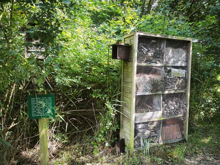Ein großes Insektenhotel am Erlebnispfad Fahretoft