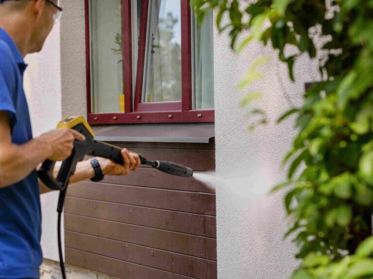 Čištění fasády domu pomocí vysokotlakého čističe