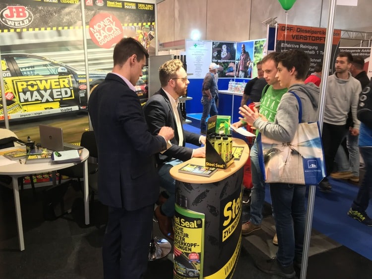 PowerMaxed Messestand mit Besuchern Messestand von Power Maxed mit Besuchern