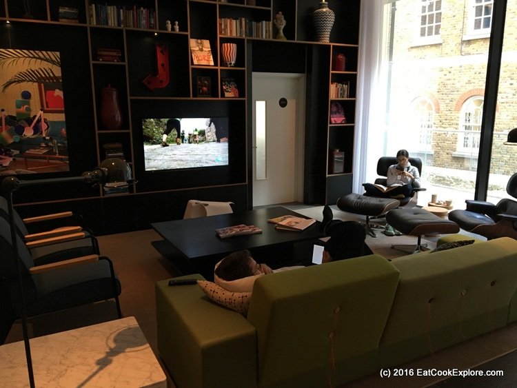 citizenm-tower-hill lounging in the living room