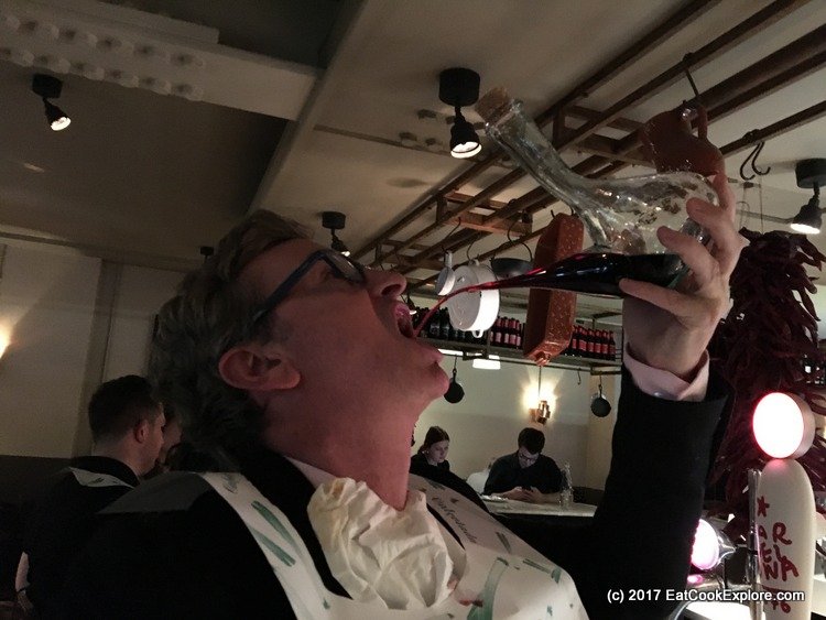 How to drink wine from a porró