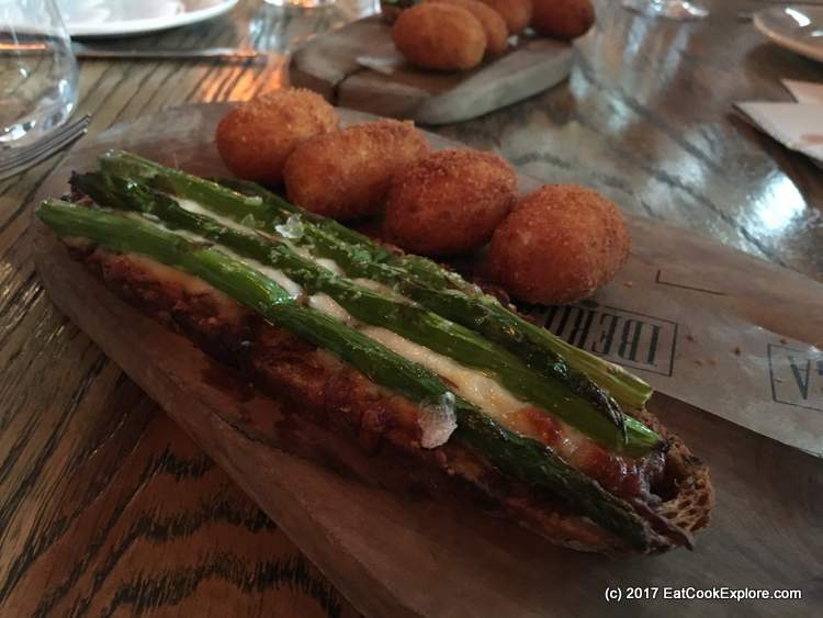 Green asparagus toast with Manchego, onion confit and truffle oil