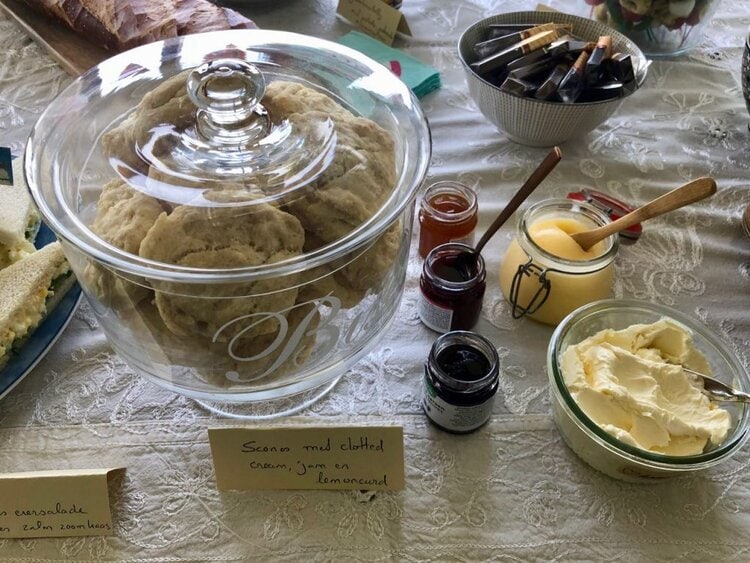 high tea organiseren - scones