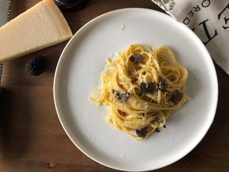 linguine met verse zwarte truffel