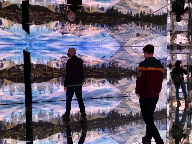 Lumen mirror room